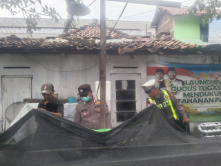 Patroli Harkamtibmas Polsek Semampir di Pos Kamling Kampung Tangguh Sidotopo