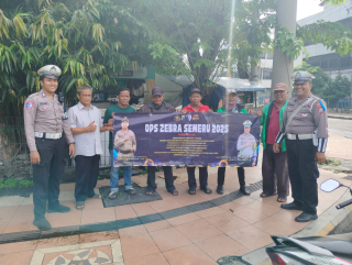 Tingkatkan Disiplin Belalu - lintas Polres Pelabuhan Tanjung Perak Sosialisasi Ops Zebra Semeru 2025, Sasar Pengemudi Ojol dan Opang.