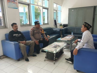 Bhabinkamtibmas Tanjung Perak Laksanakan Patroli Kewilayahan dan Sambang ke SMP Barunawati Surabaya