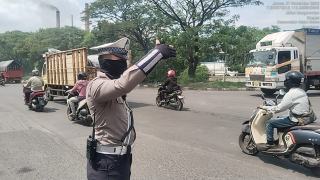 Satlantas Polres Pelabuhan Tanjung Perak Gelar Patroli dan Pengaturan Lalu Lintas dalam Rangka Ops Zebra Semeru 2025
