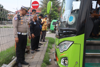Operasi Zebra Semeru 2025, Polres Pelabuhan Tanjung Perak Lakukan Ramp Check hingga Tes Urine di Terminal Ampel Surabaya,