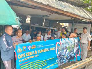 Sosialisasi Ops Zebra Semeru 2025 kepada Sopir Pickup di Depan Pasar Loak Dupak Rukun