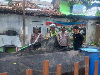 Patroli Harkamtibmas Polsek Semampir Dukung Program Budidaya Ikan Lele di Jl. Sidotopo
