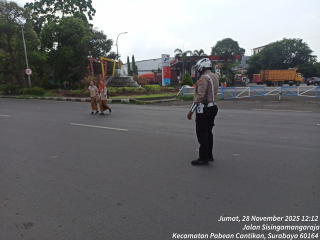 Satlantas Polres Pelabuhan Tanjung Perak Gelar Patroli dan Pengaturan Lalin dalam Ops Zebra Semeru 2025