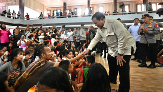 Kapolri Dampingi Presiden Cek Lokasi Pengungsian Korban Banjir di Tapanuli Tengah