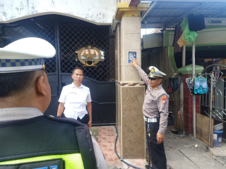 Upaya Pencegahan Dini, Polsek Semampir Gelar Sosialisasi Bahaya Narkoba Lewat Pemasangan Stiker di Terminal Religi