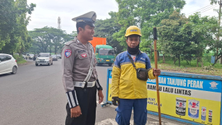 Judul: Satlantas Polres Pelabuhan Tanjung Perak Gelar Sosialisasi Tatap Muka Tertib Lalu Lintas di Wilayah Hukum Perak