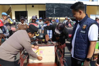 Sambut HUT Reserse ke-78, Polres Pelabuhan Tanjung Perak Bagikan Ratusan Sembako ke Tukang Becak dan Sosialisasi Call Center 110