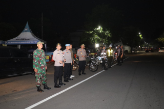 Jelang Nataru, Polres Pelabuhan Tanjung Perak Gelar Patroli Skala Besar Gabungan TNI - polri.