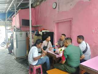 Bhabinkamtibmas Nyamplungan dan Babinsa Intensifkan Patroli Dialogis di Gili Surabaya, Tekankan Pencegahan Curanmor dan Kenakalan Remaja