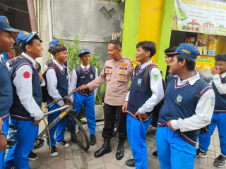 Bhabinkamtibmas Takal Kedinding Beri Pembinaan Pelajar SMP Taruna Jaya I, Tekankan Bahaya Gangster dan Kenakalan Remaja