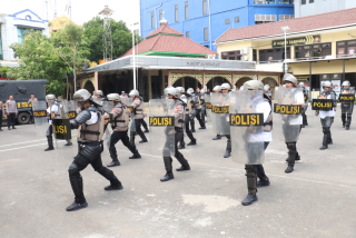 Kapolres Pelabuhan Tanjung Perak Pimpin Latihan Dalmas, Tunjukkan Empati pada Anggota.