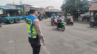 Satlantas Polres Pelabuhan Tanjung Perak Intensifkan Pengaturan dan Pemantauan Arus Lalu Lintas di Sejumlah Titik Rawan