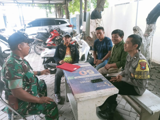 Patroli Bhabinkamtibmas Asemrowo Perkuat Sinergi dengan Tokoh Masyarakat untuk Jaga Kamtibmas