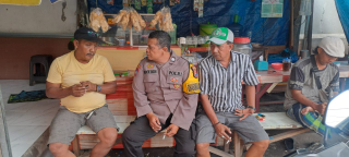 Bhabinkamtibmas Krembangan Utara Cangkrukan Bareng Warga, Ajak Perkuat Siskamling dan Cegah Curanmor