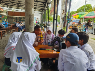 Bhabinkamtibmas Takal Kedinding Gelar Binluh di Hadapan Pelajar SMPN 15, Tekankan Bahaya Gengster hingga Narkoba