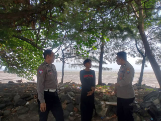Personil Polsek Kenjeran Gelar Patroli Pemantauan dan Himbauan Kamtibmas di Sepanjang Pantai Batu-Batu