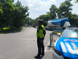 Satlantas Gelar Patroli, Pengaturan, dan Pemantauan Arus Lalu Lintas di Wilayah Polres Pelabuhan Tanjung Perak