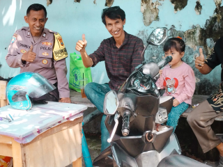 Bhabinkamtibmas Polsek Kenjeran Sambang Warga Kompleks AL Sukolilo Sampaikan Pesan Kamtibmas Jelang Libur Akhir Tahun