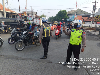 Pelayanan Pagi Polsek Asemrowo di Perlintasan Kereta Api Tambak Mayor Pastikan Arus Lalu Lintas Lancar