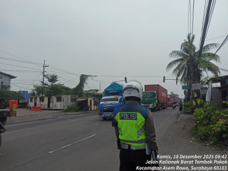 Patroli dan Pengaturan Lalu Lintas Satlantas Polres Pelabuhan Tanjung Perak Jaga Kelancaran Arus Kendaraan