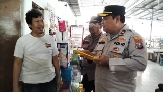 Pemantauan Harga Sembako di Pasar Surya, Polsek Kenjeran Antisipasi Lonjakan Jelang Natal dan Tahun Baru