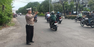 Satlantas Polres Pelabuhan Tanjung Perak Laksanakan Patroli dan Pengaturan Lalu Lintas Ops Lilin Semeru 2025