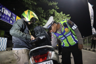 Harkamtibmas, Polres Pelabuhan Tanjung Perak Terus Gelar Pemeriksaan Kendaraan di Pospol Suramadu.
