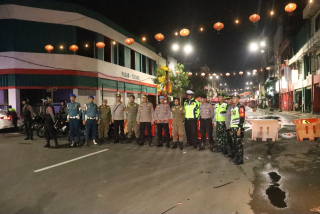 Awal Tahun Tancap Gas, Polres Tanjung Perak Bersama TNI Patroli Cipta Kondisi, Jamin Keamanan Warga.