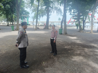 Personil Polsek Kenjeran Laksanakan Patroli Kryd Di Kawasan Wisata Pantai Kenjeran