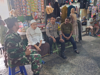 Bhabinkamtibmas Ampel Bersama Babinsa Laksanakan Cangkrukan Dialogis Dengan Ketua RW