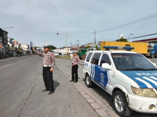 Patroli Personel Polsek Krembangan Antisipasi Kemacetan dan Laka Lantas di Jalan Kalianak