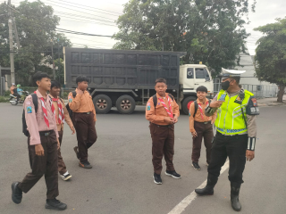 Sosialisasi Tatap Muka Satlantas Polres Pelabuhan Tanjung Perak sebagai Upaya Meningkatkan Kesadaran dan Kepatuhan Masyarakat dalam Berlalu Lintas