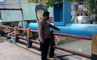 Patroli Polsek Krembangan Antisipasi Tindak Kejahatan 3C Sekaligus Pengecekan Pompa Air di Jalan Demak untuk Pastikan Wilayah Tetap Aman dan Terkendali