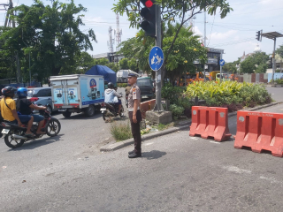 Personel Polsek Krembangan Laksanakan Pengalihan Arus Lalu Lintas di TL Mbah Ratu Antisipasi Kepadatan Kendaraan