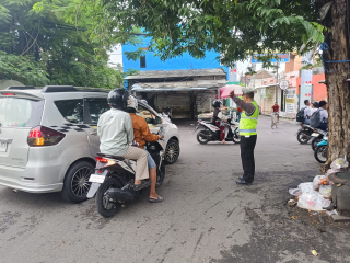Personel Polsek Kenjeran Laksanakan Pengaturan Lalu Lintas Pagi di Jembatan Pogot