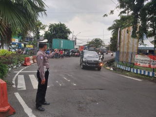 Pengaturan Arus Lalu Lintas Pagi di Pertigaan Mbah Ratu, Polsek Krembangan Pastikan Kelancaran dan Keselamatan Pengguna Jalan