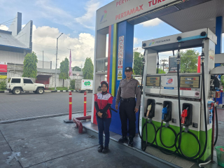 Polsek Asemrowo Pastikan Ketersediaan BBM Aman Melalui Patroli Pemantauan di SPBU Margomulyo