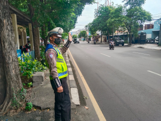 Satlantas Polres Pelabuhan Tanjung Perak Intensifkan Patroli dan Pengaturan Lalu Lintas di Titik Rawan Kepadatan