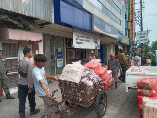 Penertiban PKL dan Parkir Liar di Jalan Nyamplungan, Tiga Pilar Ampel Jaga Ketertiban Fasum