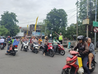 Pelayanan Pagi di Jalan Pogot, Personel Polsek Kenjeran Pastikan Kelancaran Arus Lalu Lintas