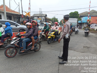 Pelayanan Pagi di Perlintasan Kereta Api Jalan Tambak Mayor, Personel Polsek Asemrowo Pastikan Arus Lalu Lintas Lancar