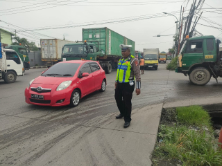 Satlantas Polres Pelabuhan Tanjung Perak Intensifkan Patroli dan Pengaturan Lalu Lintas di Titik