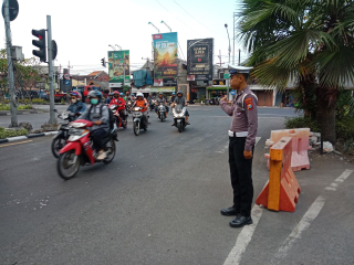 Personel Polsek Krembangan Siaga Pos Awal Antisipasi Kemacetan Pagi di TL Mbah Ratu Jalan Gresik