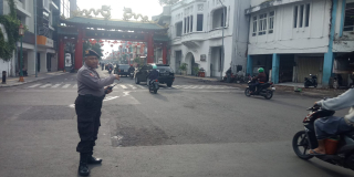 Personel Polsek Pabean Cantikan Siagakan Pengaturan Lalu Lintas Pagi di Simpang Tiga Jalan Stasiun Kota