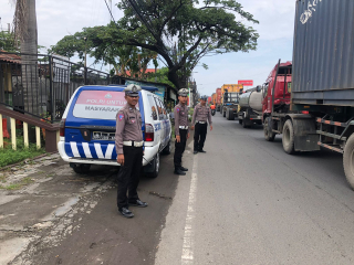 Personel Polsek Krembangan Laksanakan Pengaturan Arus Lalu Lintas di Jalan Kalianak