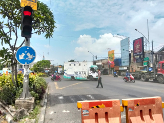 Personel Polsek Krembangan Laksanakan Pengaturan Lalu Lintas di Pertigaan Mbah Ratu