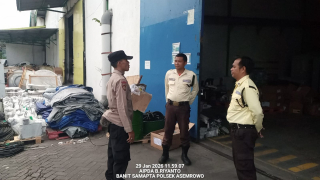 Patroli Polsek Asemrowo Pantau Kawasan Pergudangan Tambak Langon Antisipasi 3C