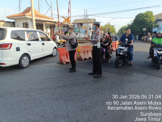 Pelayanan Pagi Polsek Asemrowo Jaga Kelancaran Arus Lalu Lintas di Perlintasan Kereta Api Tambak Mayor