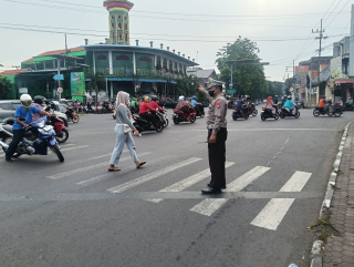 Polsek Semampir Lakukan Pemantauan Arus Lalu Lintas di TL Karang Tembok